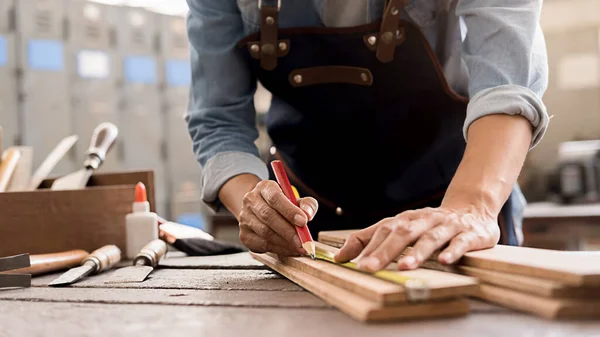 Carpinteiro Trabalhando Com Equipamentos Mesa Madeira Loja Carpintaria Mulher Trabalha — Fotografia de Stock