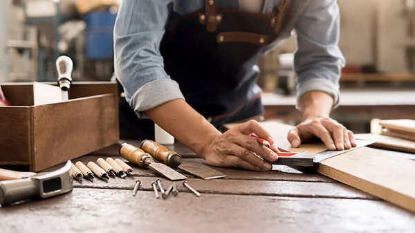 Tischler Arbeitet Mit Ausrüstung Auf Holztisch Tischlerei Frau Arbeitet Schreinerei — Stockfoto