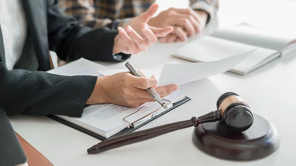 Rechter Hamert Erop Dat Advocaten Van Justitie Een Teamvergadering Hebben — Stockfoto