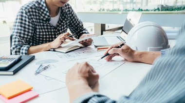 Mimar Mühendis Tasarımı Planlama Konsepti üzerinde çalışıyor. İnşaat Konsepti