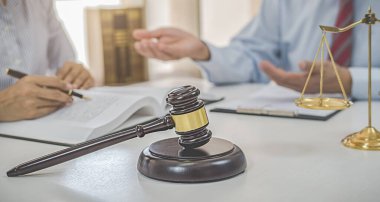 Yargıç Gavin ve Adalet Avukatları hukuk firmasının arka planında takım toplantısı yapıyorlar. Hukuk ve Hukuk Hizmetleri kavramları.