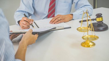 Yargıç Gavin ve Adalet Avukatları hukuk firmasının arka planında takım toplantısı yapıyorlar. Hukuk ve Hukuk Hizmetleri kavramları.