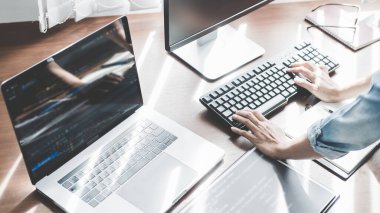 Bir yazılım geliştirme ve kodlama teknolojisinde çalışan programcı. Web sitesi tasarımı. Teknoloji konsepti.