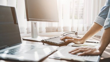Bir yazılım geliştirme ve kodlama teknolojisinde çalışan programcı. Web sitesi tasarımı. Teknoloji konsepti.