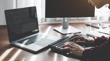 Bir yazılım geliştirme ve kodlama teknolojisinde çalışan programcı. Web sitesi tasarımı. Teknoloji konsepti.