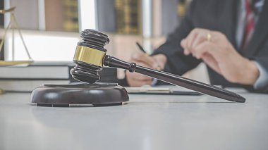 Yargıç Gavin ve Adalet Avukatları hukuk firmasının arka planında takım toplantısı yapıyorlar. Hukuk ve Hukuk Hizmetleri kavramları.