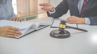 Yargıç Gavin ve Adalet Avukatları hukuk firmasının arka planında takım toplantısı yapıyorlar. Hukuk ve Hukuk Hizmetleri kavramları.