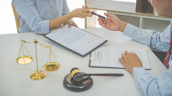 Richter Feilschen Mit Justizwacheanwälten Die Sich Der Kanzlei Treffen Konzepte — Stockfoto