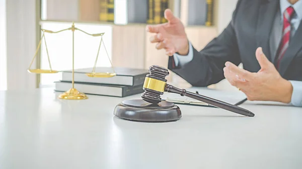 Richter Feilschen Mit Justizwacheanwälten Die Sich Der Kanzlei Treffen Konzepte — Stockfoto