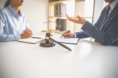 Yargıç Gavin ve Adalet Avukatları hukuk firmasının arka planında takım toplantısı yapıyorlar. Hukuk ve Hukuk Hizmetleri kavramları.