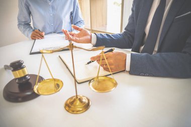 Yargıç Gavin ve Adalet Avukatları hukuk firmasının arka planında takım toplantısı yapıyorlar. Hukuk ve Hukuk Hizmetleri kavramları.