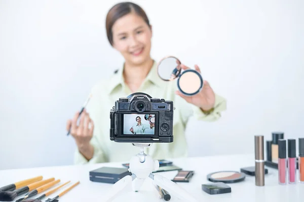 Mujer Haciendo Video Para Blog Sobre Cosméticos Usando Cámara Digital — Foto de Stock