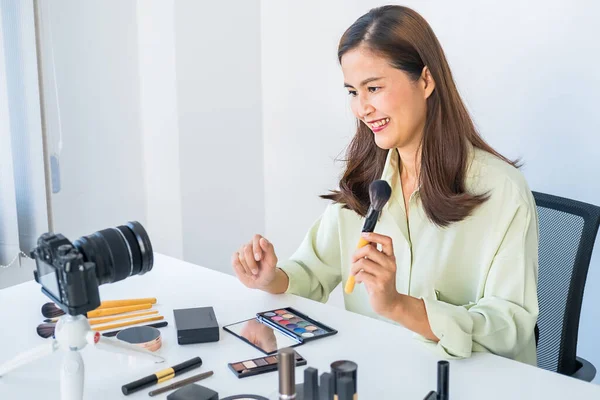 Žena Dělá Video Pro Svůj Blog Kosmetice Pomocí Digitálního Fotoaparátu — Stock fotografie