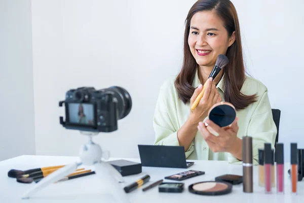 Woman Making Video Her Blog Cosmetics Using Digital Camera Young — Stock Photo, Image