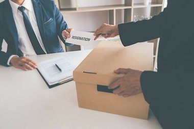 İşini kaybettikten sonra ofisin dışında oturan üzgün işadamı işten çıkarıldı