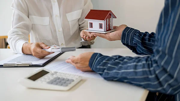 Agente Immobiliare Cliente Firma Contratto Acquistare Casa Assicurazione Prestito Immobiliare — Foto Stock