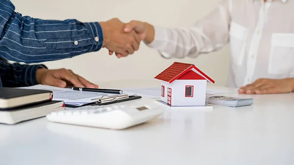 Agente Bienes Raíces Contrato Firma Clientes Para Comprar Casa Seguros —  Fotos de Stock