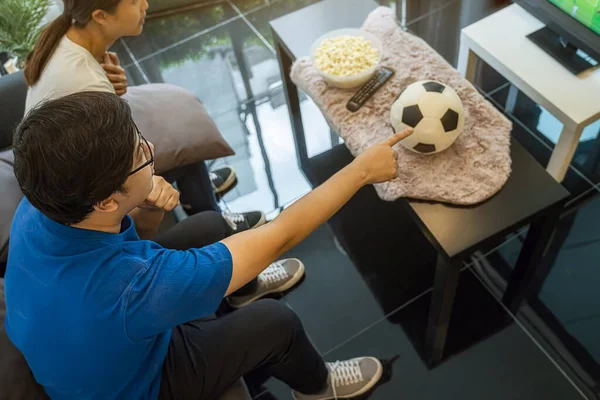 Apoiantes Futebol Divertindo Celebrar Durante Jogo Futebol Assistindo Televisão Casa — Fotografia de Stock