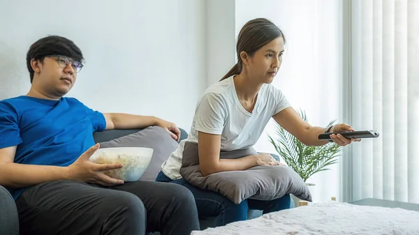 Família Asiática Assistindo Filmes Televisão Casa Fim Semana Longo — Fotografia de Stock