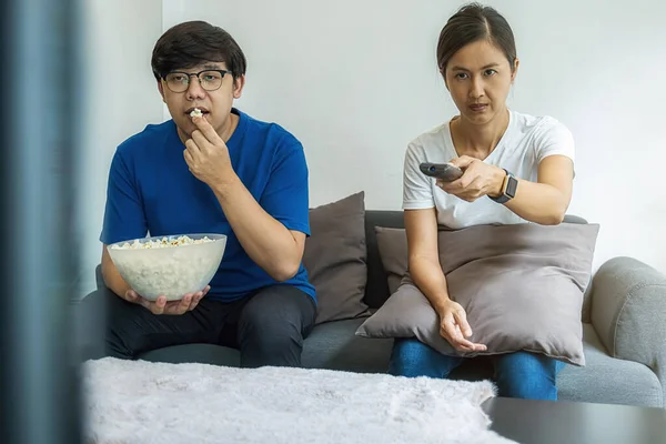 Família Asiática Assistindo Filmes Televisão Casa Fim Semana Longo — Fotografia de Stock