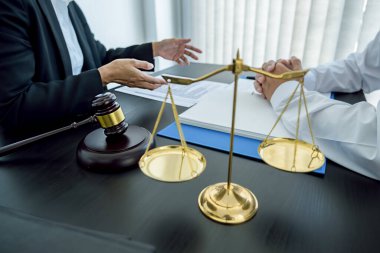 Yargıç Gavin ve Adalet Avukatları hukuk firmasının arka planında takım toplantısı yapıyorlar. Hukuk ve Hukuk Hizmetleri kavramları.