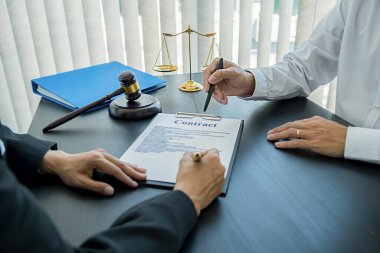 Yargıç Gavin ve Adalet Avukatları hukuk firmasının arka planında takım toplantısı yapıyorlar. Hukuk ve Hukuk Hizmetleri kavramları.