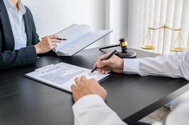 Yargıç Gavin ve Adalet Avukatları hukuk firmasının arka planında takım toplantısı yapıyorlar. Hukuk ve Hukuk Hizmetleri kavramları.