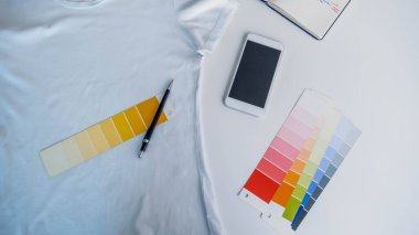 Reklam ajansı tasarımcısı yaratıcı başlangıç takımı ofiste fikirleri tartışıyor..