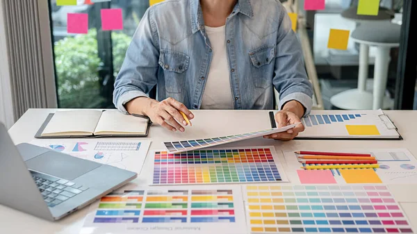 Grafisch Ontwerp Kleurstalen Pennen Een Bureau Architectonische Tekening Met Werktuigen — Stockfoto