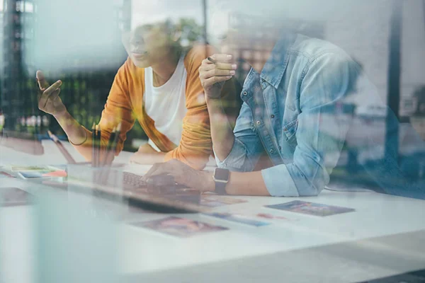 Agencia Publicidad Diseñador Creativo Equipo Puesta Marcha Discutir Ideas Oficina — Foto de Stock