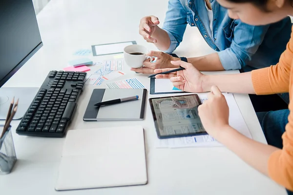 Kreativ Webbdesigner Planering Ansökan Och Utveckla Mallayouten Ram För Mobiltelefon — Stockfoto