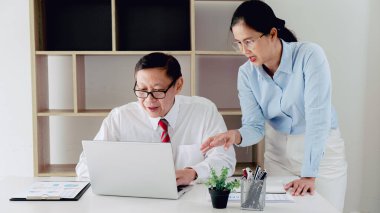 Stajyer iş konseptinde geri bildirim başarıları alır.