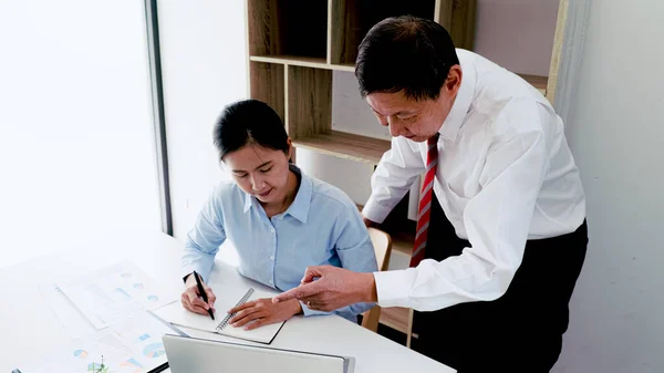 Estagiário Recebe Feedback Conquistas Conceito Trabalho — Fotografia de Stock