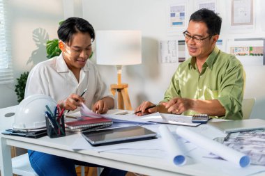 Mimar Mühendis Tasarımı Planlama Konsepti üzerinde çalışıyor. İnşaat Konsepti
