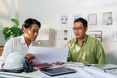 Mimar Mühendis Tasarımı Planlama Konsepti üzerinde çalışıyor. İnşaat Konsepti