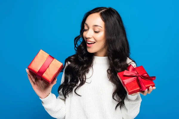 Femme Heureuse Pull Regardant Boîte Cadeau Noël Isolé Sur Bleu — Photo