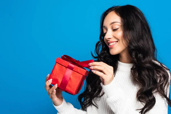 Felice Donna Maglione Guardando Natale Presente Isolato Sul Blu — Foto Stock