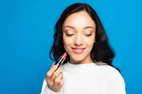 Happy Brunette Woman Holding Lipstik Isolated Blue — Stok Foto