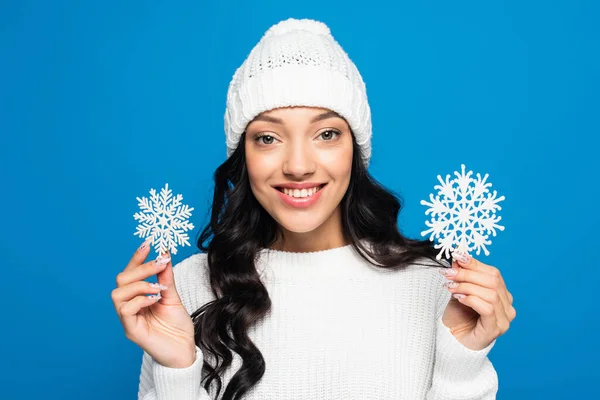 Mujer Feliz Sombrero Punto Con Copos Nieve Decorativos Aislados Azul —  Fotos de Stock