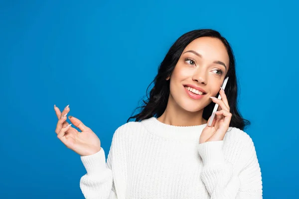 Jonge Vrouw Warme Trui Praten Smartphone Geïsoleerd Blauw — Stockfoto