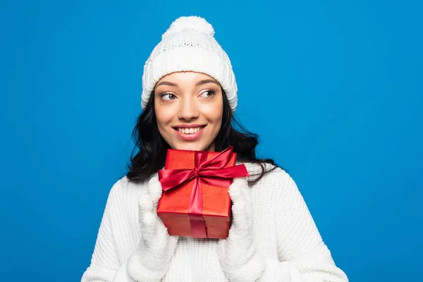 Tevreden Vrouw Gebreide Hoed Handschoenen Houden Geschenkdoos Geïsoleerd Blauw — Stockfoto