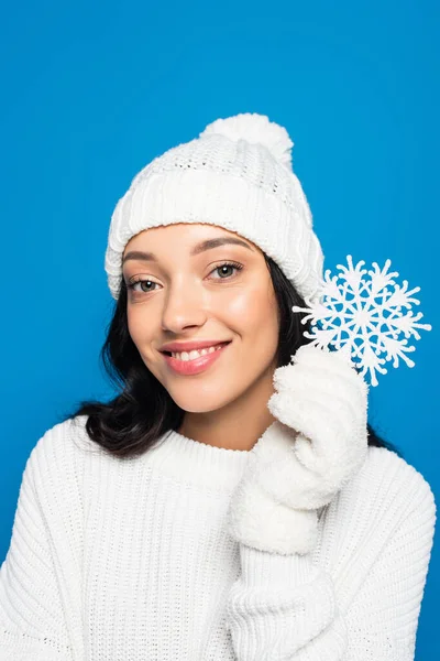 Gelukkig Vrouw Gebreide Hoed Handschoenen Houden Decoratieve Sneeuwvlok Geïsoleerd Blauw — Stockfoto