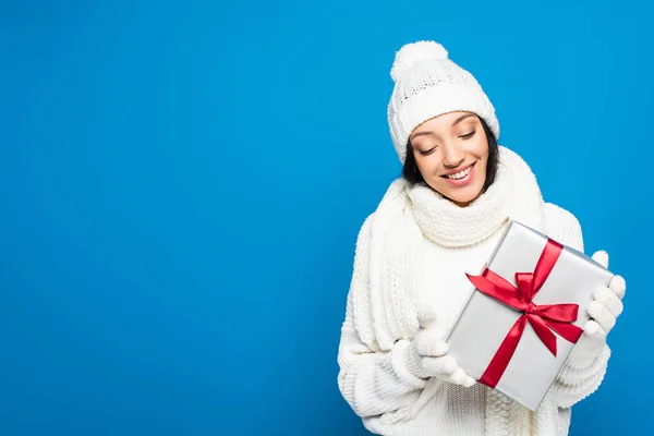 Felice Donna Abito Invernale Tenendo Natale Presente Isolato Blu — Foto Stock