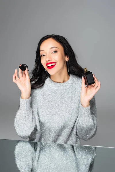 Mujer Feliz Con Labios Rojos Sosteniendo Botella Con Perfume Aislado — Foto de Stock