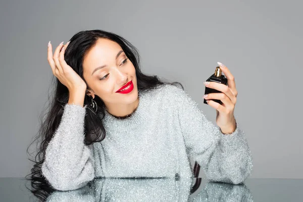 Wanita Senang Dengan Bibir Merah Memegang Botol Dengan Parfum Terisolasi — Stok Foto