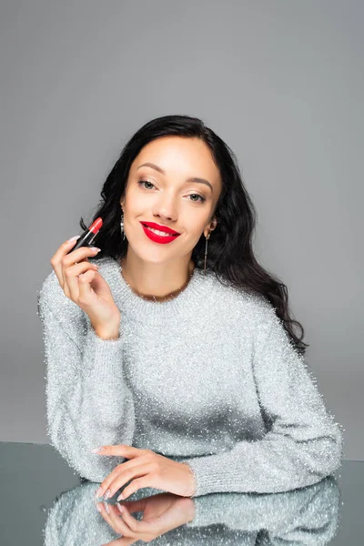 Tevreden Vrouw Met Rode Lippen Houden Lippenstift Geïsoleerd Grijs — Stockfoto