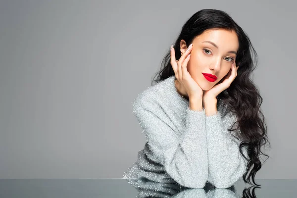 Brunette Vrouw Met Rode Lippen Kijken Naar Camera Geïsoleerd Grijs — Stockfoto