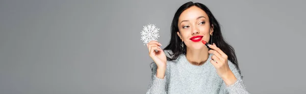 Zufriedene Frau Mit Roten Lippen Die Dekorative Schneeflocke Hält Und — Stockfoto