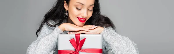 Mulher Feliz Com Lábios Vermelhos Olhando Caixa Presente Isolado Cinza — Fotografia de Stock