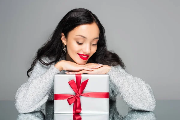 Mujer Feliz Con Labios Rojos Mirando Caja Regalo Aislado Gris — Foto de Stock